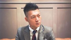 網紅鳳梨日前因聲帶受損就醫。(圖/鳳梨臉書)