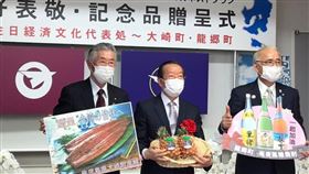 駐日代表謝長廷26日下午赴鹿兒島出席贈台灣金鑽鳳梨給登記東京奧運台灣隊接待城市大崎町與龍鄉町的儀式。（圖／翻攝謝長廷臉書）