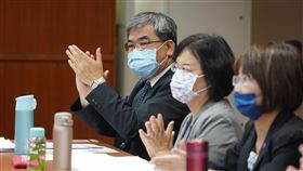 雙語課程列入國民教育法政策評估公聽會（1）立法院教育及文化委員會26日舉行「雙語課程列入國民教育法、高級中等教育法政策評估」公聽會，邀請教育部次長蔡清華（左）與專家學者交換意見。中央社記者徐肇昌攝  110年4月26日