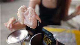 台灣網紅安琪兒到新加坡溫泉公園遊玩時，用溫泉水煮雞翅，引發爭議。 （圖／翻攝自「安琪兒ANGEL HSU」Youtube）