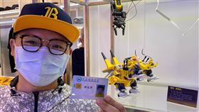 球迷劉冠軍到中信兄弟旗艦店位兄弟加持。（圖／中信兄弟提供）