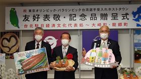 謝長廷贈金鑽鳳梨  東奧台灣隊2接待城市感謝駐日代表謝長廷（中）26日造訪鹿兒島縣，贈送台灣金鑽鳳梨給登記東京奧運台灣選手接待城市的該縣大崎町與龍鄉町。中央社記者楊明珠鹿兒島攝  110年4月26日