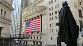 美股賣壓沉重  標普500拉出7個月來最長跌勢美股當地時間21日賣壓沉重，道瓊工業指數重挫509點，標準普爾500指數拉出近7個月來最長的連4黑跌勢。圖為華爾街與紐約證券交易所。中央社記者尹俊傑紐約攝  109年9月22日