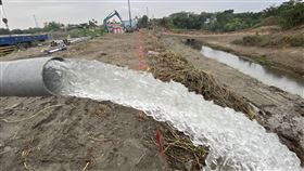 高雄第一口鑿井順利出水　將挹注澄清湖（2）水情吃緊，高雄市水利局聯手南水局開發水源，在高屏溪流域推動鑿井，其中，高雄第1口井25日晚間出水，每日可供3000噸水，並將送水挹注澄清湖。中央社記者董俊志攝  110年4月26日