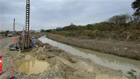 維持高雄供水穩定　台水七區處舊井上場（2）高屏溪流量屢創新低，台灣自來水公司第七區管理處表示，原位於高屏溪沿岸的既有舊深井共29口，經改善井體、機電、馬達及配水管整修後已陸續啟動。圖為26日高屏溪河床進行鑿井工程，盼維持高雄地區供水穩定。中央社記者董俊志攝　110年4月26日