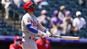 ▲哈波（Bryce Harper）賽前打擊練習擊中場中隊友傳球。（圖／美聯社／達志影像）