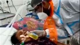 新冠肺炎,牛尿,印度,強灌（圖／翻攝自推特@deepusebastian）