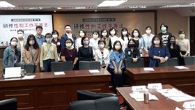 若遭雇主性騷擾還得向其申訴 民團促修法補漏洞包括民進黨立委范雲在內多位立委27日在立法院舉辦「研修性別工作平等法」系列公聽會（圖），質疑如果發生雇主為性騷擾行為人時，現行「性別工作平等法」，被害人得向雇主申訴，反倒成為法律漏洞。對此，婦女新知基金會等民間團體呼籲儘快修法，補全法律漏洞。中央社記者范正祥攝  110年4月27日