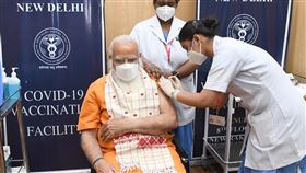 印度總理莫迪接種第二劑武漢肺炎疫苗印度第二波武漢肺炎疫情迅速惡化，總理莫迪（坐者）8日在全印度醫院接種第二劑疫苗，並推文呼籲民眾盡快接種疫苗。（印度總理辦公室提供）中央社記者康世人新德里傳真  110年4月8日