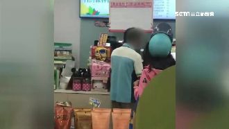 排隊站錯邊　男子超商拍桌：排什麼隊