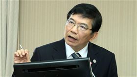 台鐵票價是否調漲  交通部長王國材答詢立法院交通委員會22日邀請交通部針對「振興疫後旅遊暨發展國內觀光－就推動旅遊泡泡、台灣小鎮漫遊及主題旅遊年執行之現況與後續規劃」進行專題報告。關於台鐵票價是否調漲，交通部長王國材答詢。中央社記者郭日曉攝  110年4月22日