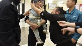 68萬賣親兒子！狠父嗨曬「鈔票照」　帶新婚妻爽出遊（圖／翻攝自錢江晚報）