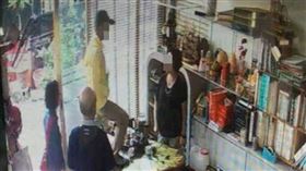 姐弟精錢爆2／胞弟捐精反悔不辦認養　跳桌拍下體嗆：拿150萬來換(圖/ctwant)