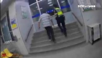 父喘不過氣男急攔警車　警鳴笛助送醫