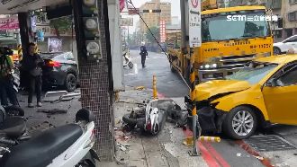 小黃疑左轉撞直行車　噴騎樓毀6機車