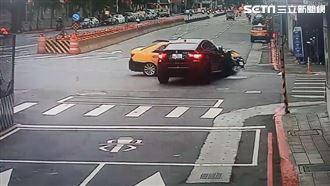 小黃左轉撞BMW　衝進騎樓毀5機車