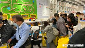 民眾搶IKEA盒樂高聯名盒。（圖／記者馮珮汶攝）