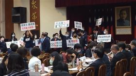 國民黨團財政委員會抗議。（圖／翻攝自賴士葆臉書）