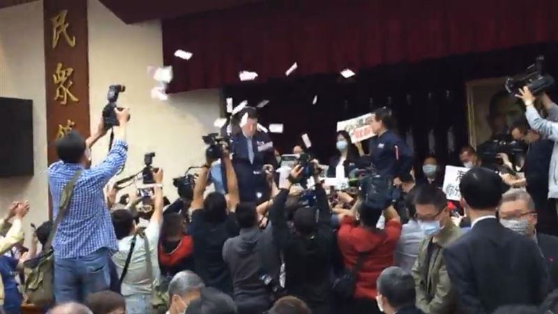 杯葛國務機要費除罪　藍委撒禮券抗議