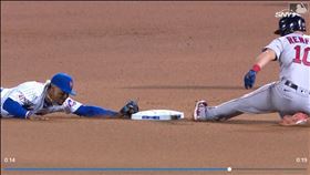 ▲林多（Fransisco Lindor）先接殺再撲壘完成雙殺守備。（圖／翻攝自大都會推特）