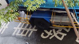 民眾直擊，自來水車竟放水流馬路，痛批浪費水，圖／翻攝自臉書台中市西屯區大小事
