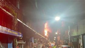 中和,酒醉,縱火,濃煙,歐卡。（翻攝臉書社團我是中和人）