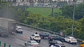 國道一號五楊高架橋58公里處、南向中壢的轉接道，發生一起4車追撞
