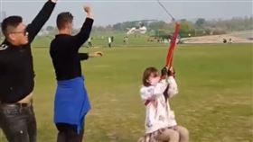 追求刺激！女童主動「手拉風箏飛上天」　網：下輩子注意點（圖／翻攝自清流視頻微博）
