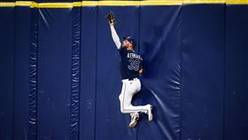 ▲凱爾邁爾（Kevin Kiermaier）全壘打牆前美技沒收安打。（圖／翻攝自光芒推特）