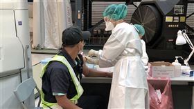 華航鼓勵施打疫苗，符合第三順位的空勤組員及機務、貨運、機場服務等一線地勤員工，已陸續在公司設置的疫苗接種站完成施打。（圖／華航提供）