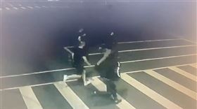 松山分局中崙派出所被砸 翻攝畫面