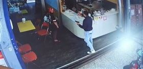 ▲新北市板橋一19歲蔡姓男子不滿朋友拒絕當他的小弟，竟持玩具槍跑到朋友的早餐店恐嚇，2小時內就被警方逮捕。（圖／翻攝畫面）