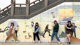 主持人李懿、陳詩雅、倪暄 及來賓冼迪琦體驗磁磚製作。（圖／懿想天開提供）