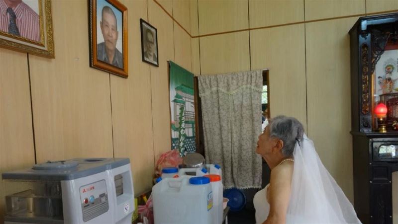 獨／阿嬤穿白紗望阿公遺照逼哭萬人