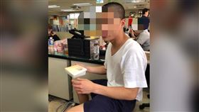 ▲邱顯智提出趙介佑臉書上的照片，質疑北投分局在借提人犯時，讓人犯「特權會客」。（圖／翻攝自趙介佑臉書）