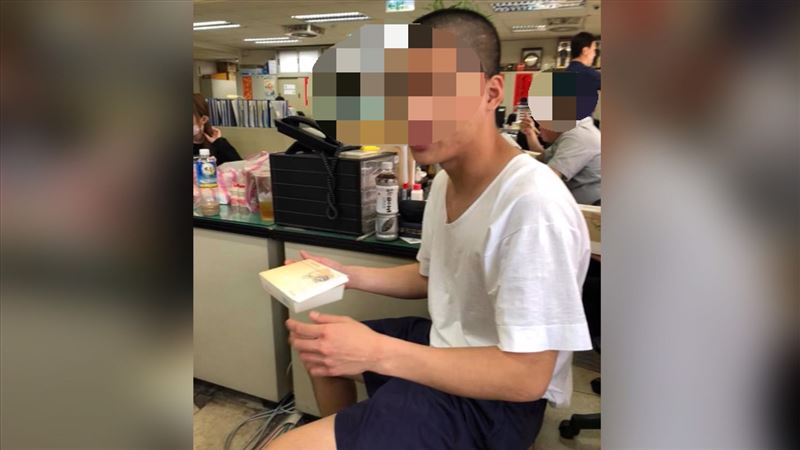 爆綠營幹部兒「警局內會客」入獄毒犯
