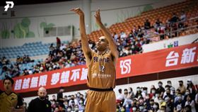 領航猿洋將喬登此役砍進關鍵三分彈。（圖／PLG提供）