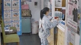 ▲女子行色匆匆到賓館要開房。（圖／翻攝自監視畫面）