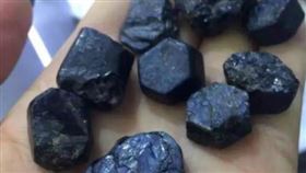 老翁放羊時撿到一些「藍色打火石」，消息傳開後吸引不少外地人前來低價收購。（圖／翻攝自軍事網微博）