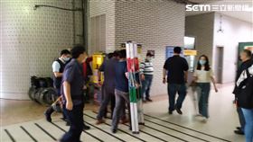 台北榮總中正樓二樓突然竄出白煙，警消偕同院方人員來回查看。（圖／翻攝畫面）