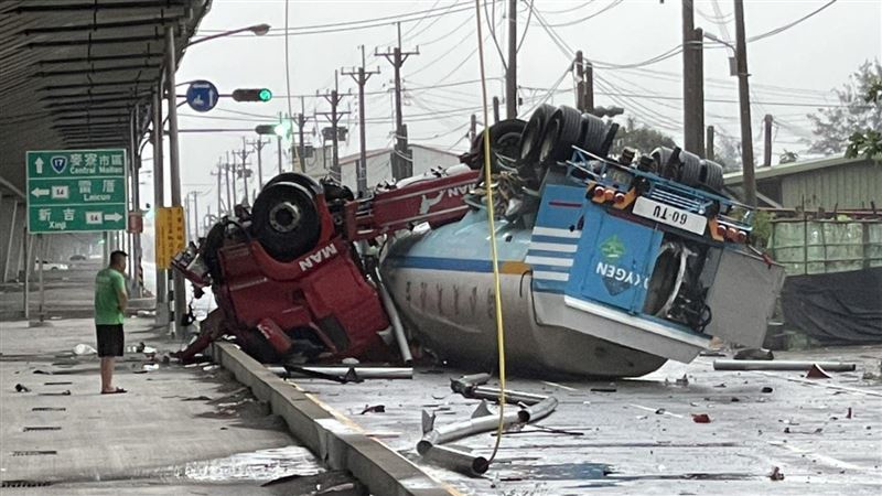 扯！西濱麥寮路段　化學槽車翻落橋下