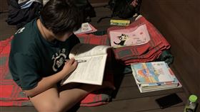 國一資優女「小媽媽」顧病母兄一肩擔（圖／家扶提供）