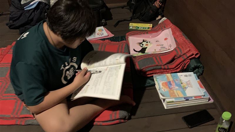國一學霸變「小媽媽」顧病母兄一肩擔