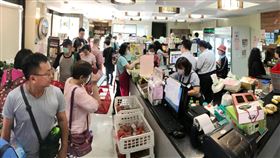 民眾使用農遊券湧入農會（2）農遊券使用期限將於17日截止，目前還有不少民眾還沒使用，台北士林區農會活力生活館15日湧入人潮，以農遊券購買農特產品。中央社記者徐肇昌攝　109年9月15日