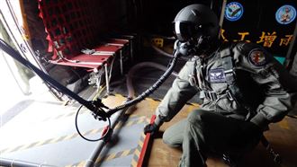 空軍C130飛高空追雲　增雨影片曝