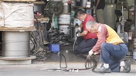 1月製造業景氣燈號亮黃紅燈（1）台經院5日宣布好消息，今年1月製造業景氣燈號已經從綠燈邁向代表揚升的黃紅燈，是民國99年9月以來首度亮出黃紅燈。中央社記者董俊志攝  110年3月5日