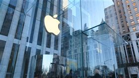 蘋果財報亮麗  獲利遠高於華爾街預期蘋果公司2021會計年度第2季營收年增54%，獲利遠高於華爾街預期，再度繳出亮麗財報。圖為紐約曼哈頓第五大道蘋果直營店外觀。中央社記者尹俊傑紐約攝  110年4月29日