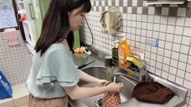 鳳梨,高嘉瑜,咬舌。(圖/翻攝自高嘉瑜臉書)