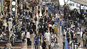 東京都等4都府縣實施緊急事態宣言遇上一年一度的黃金週連假，雖然政府大力呼籲民眾休假待在家防疫，東京羽田機場國內線櫃台29日上午仍湧現旅客潮。（圖／共同社）
