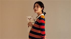 媽媽寶寶2021年05月號封面人物－小蠻 王承嫣。（圖／媽媽寶寶提供）